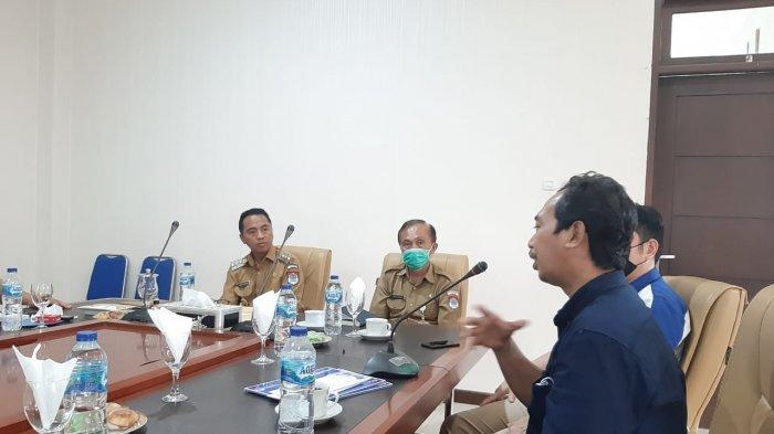 Pemimpin Redaksi Tribun Manado Jumadi Mapanganro berbicara saat silaturahmi pada Senin (05/04/2021) sore. (Tribun Manado/Aldi Ponge)