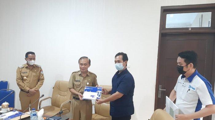 Pemimpin Redaksi Tribun Manado Jumadi Mapanganro menyerahkan TFC ke Sekda Sonny Waroka. Disaksikan Bupati Boltim Sachrul Mamonto dan Pemimpin Perusahaan Tribun Manado Risdianto Tunandi saat silaturahmi pada Senin (05/04/2021) sore.
