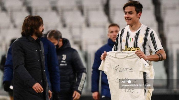 Marco BERTORELLO / AFP
Penyerang Juventus asal Argentina Paulo Dybala merayakan dengan pesan Selamat Ulang Tahun setelah mencetak gol kedua selama pertandingan sepak bola Serie A Italia Juventus vs Napoli pada 7 April 2021 di stadion Juventus di Turin. Marco BERTORELLO / AFP