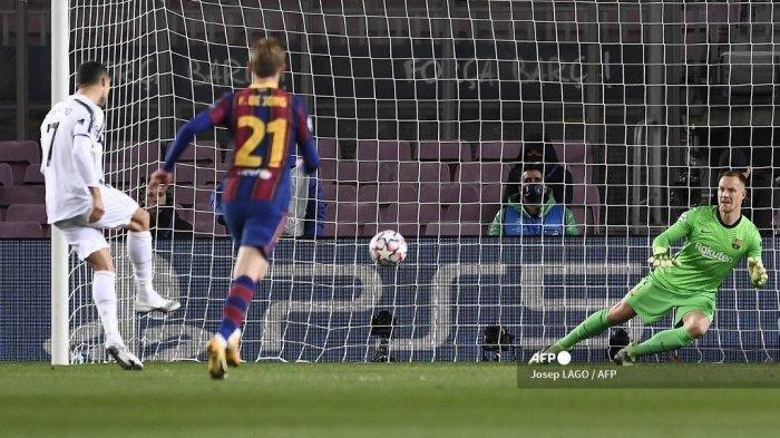 Penyerang Portugal Juventus Cristiano Ronaldo (kiri) mencetak gol penalti selama pertandingan sepak bola grup G Liga Champions UEFA antara Barcelona dan Juventus di stadion Camp Nou di Barcelona pada 8 Desember 2020. Josep LAGO / AFP (Josep LAGO / AFP)