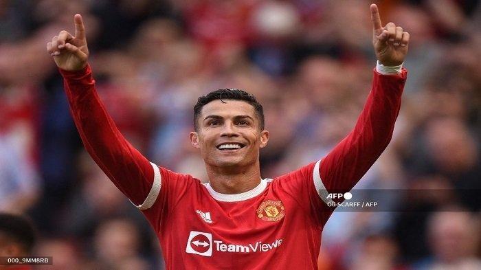 Striker Manchester United Portugal Cristiano Ronaldo merayakan setelah mencetak gol kedua mereka selama pertandingan sepak bola Liga Premier Inggris antara Manchester United dan Newcastle di Old Trafford di Manchester, barat laut Inggris, pada 11 September 2021.