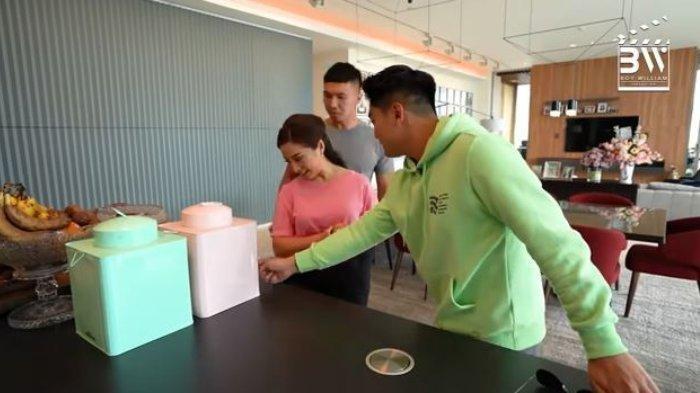 Kaleng kerupuk di apartemen mewah Indra Priawan dan Nikita Willy