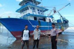 Kapal Penangkap Ikan Terdampar di Rainis