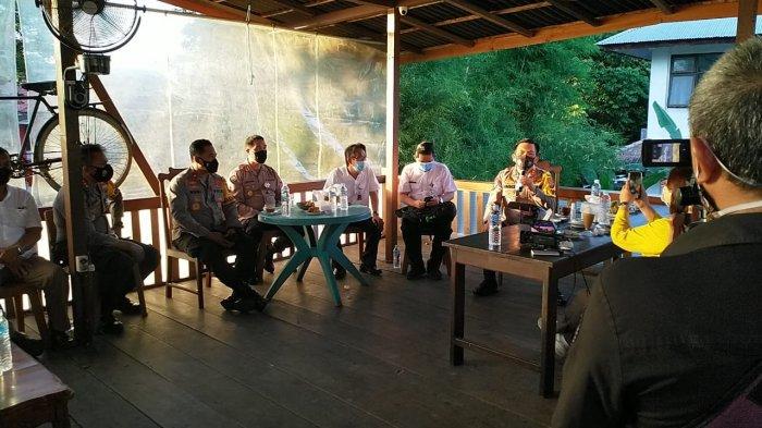 Kapolda Sulut Irjen Panca Putra bersama awak media di Waroeng Kebong, Manado, Sulut, Rabu (10/2/2021)