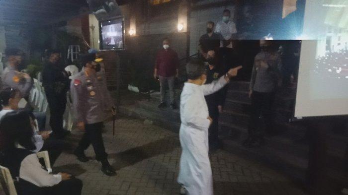 Kapolri Jenderal Polisi Listyo Sigit Prabowo tiba di Katedral Manado Kamis (1/4/2021) malam.