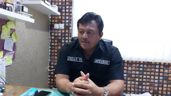 Kasat Reskrim Polres Bitung AKP Frelly Sumampouw saat menjelaskan soal perkembangan kasus penganiayaan anggota TNI di Bitung