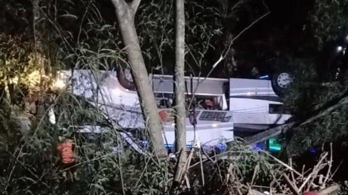 Satu bus pariwisata mengalami kecelakaan tunggal di Jalan Raya Wado-Malangbong, Dusun Cilangkap RT 01/06, Desa Sukajadi, Kecamatan Wado, Kabupaten Sumedang, Rabu (10/3/2021) malam.