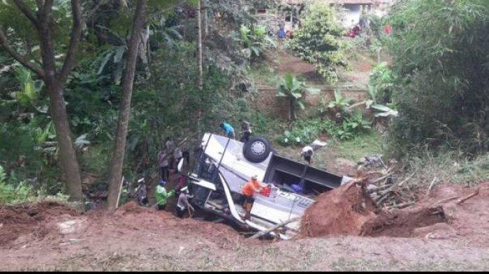 Kecelakaan bus yang terjun ke jurang di Tanjakan Cae, Desa Sukajadi, Kecamatan Wado, Kabupaten Sumedang, Jawa Barat, Kamis (11/3/2021).
