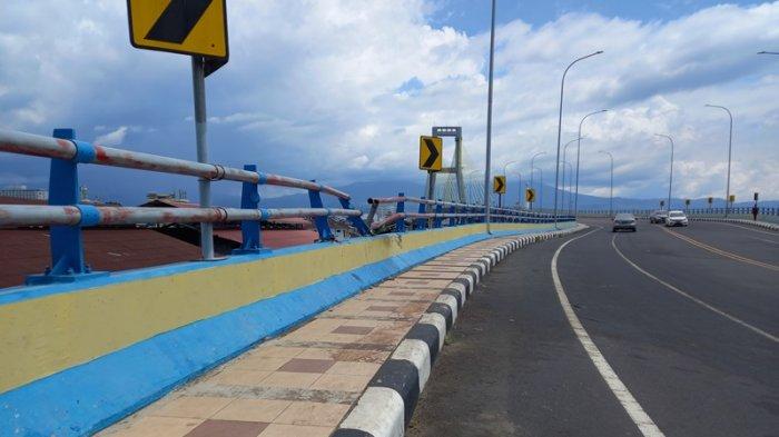 Kecelakaan lalu lintas terjadi di Jembatan Soekarno, Manado, pada Minggu (22/8/2021) siang.