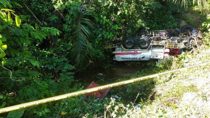 Kecelakaan mobil truk Pertamina di Jalan Trans Sulawesi, Desa Matayangan, Kabupaten Bolmong, Sulawesi Utara (Sulut).