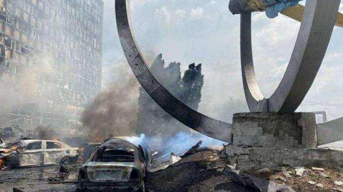 Kendaraan yang hancur terlihat di dekat sebuah monumen di lokasi serangan militer Rusia, saat serangan Rusia di Ukraina berlanjut, di Vinnytsia, Ukraina, 14 Juli 2022.
