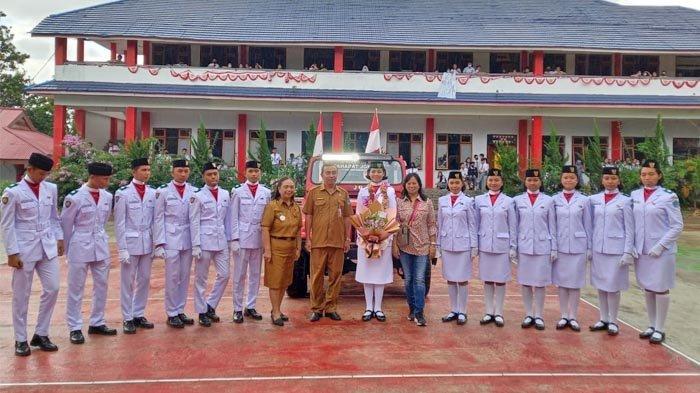 Kenny Kambey Paskibraka Nasional Utusan Sulut saat berfoto bersama teman-temannya di SMA Negeri 1 Airmadidi