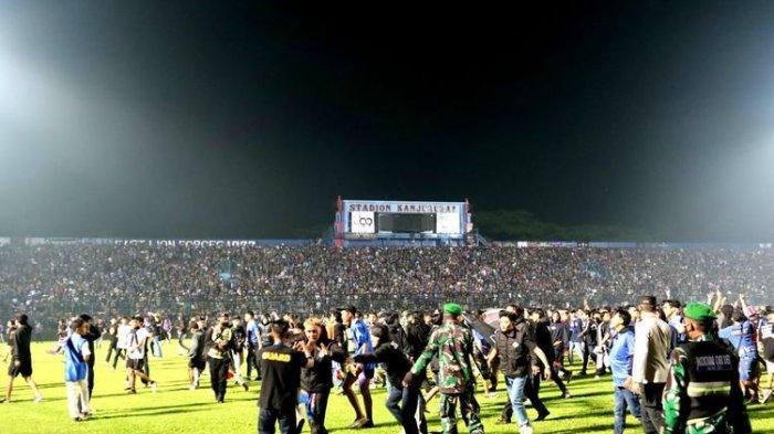 Kericuhan dan kerusuhan mewarnai pertandingan pekan ke-11 Liga 1 2022-2023 bertajuk derbi Jawa Timur, Arema FC dan Persebaya Surabaya, di Stadion Kanjuruhan, Kepanjen, Malang, Sabtu (1/10/2022).