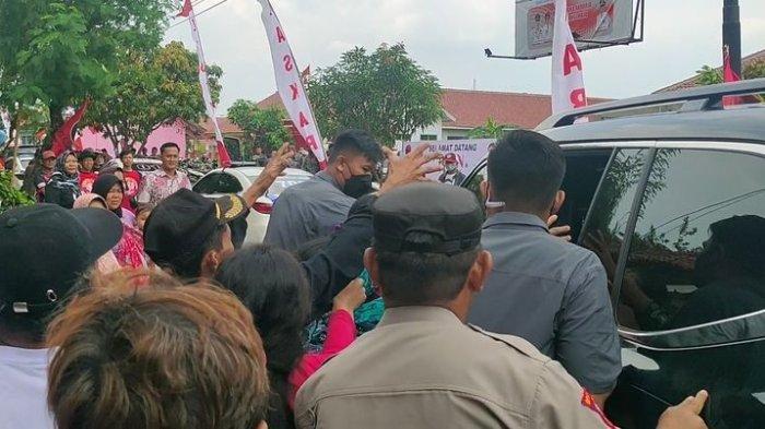 Ketua DPR RI Puan Maharani membagikan kaus dari dalam mobil. Kejadian ini terjadi di Kabupaten Majalengka, Jawa Barat, Kamis (22/9/2022).