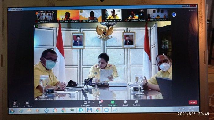 Ketua Umum DPP Airlangga Hartarto yang juga Menko Bidang Perekonomian saat meeting zoom bersama sejumlah pengurus DPP dan DPD I Golkar se-Indonesia.