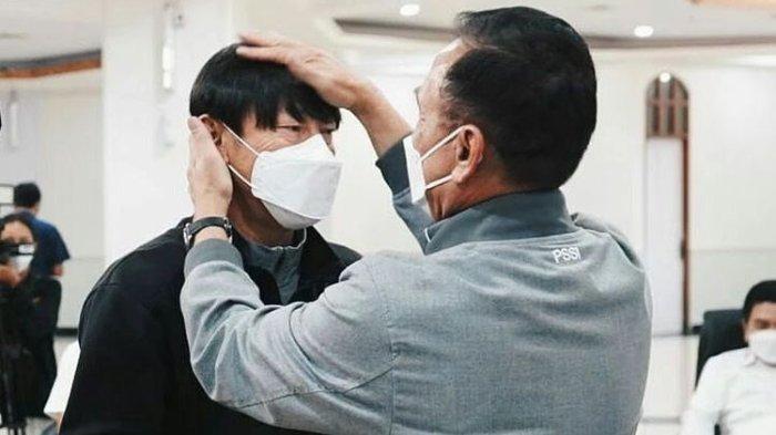 Ketua Umum PSSI Mochamad Iriawan menyapa pelatih timnas Indonesia, Shin Tae-yong, di sela-sela rapat koordinasi untuk membahas naturalisasi pemain sepak bola di Auditorium Wisma Kemenpora, Jakarta Pusat, Kamis (10/2/2022).