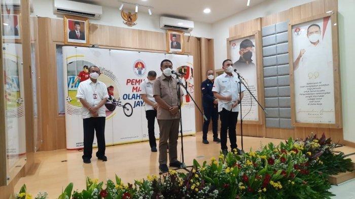 Ketua Umum PSSI, Mochamad Iriawan, Wakil Ketum PSSI Iwan Budianto, Dirut PT LIB Akhmad Hadian Lukita saat mengadakan konferensi pers bersama Menpora Zainudin Amali dan Sesmenpora Gatot S Dewa Broto di Kemenpora, Senayan, Jakarta, Rabu (21/4/2021).