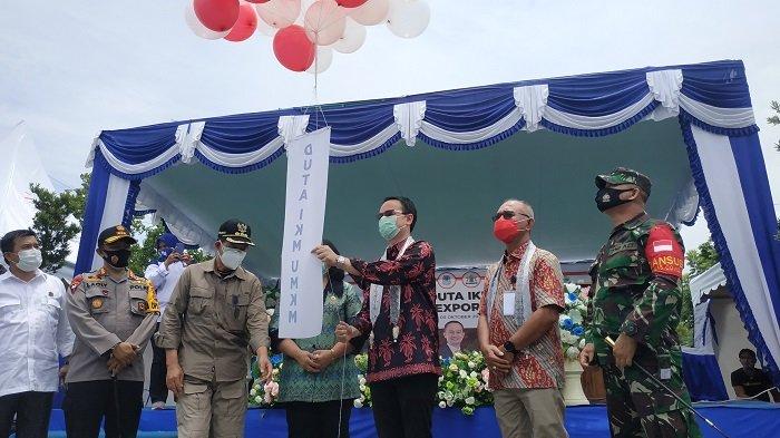 Kepala Dinas Koperasi dan UMKM Sulut, Ronald Sorongan saat berbicara dalam Kick Off IKM/UMKM Manado Go Export di Sentra UMKM Taman Berkat Manado, Sabtu (03/10/2020).