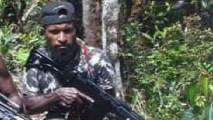 KKB PAPUA - Anggota KKB bernama Toni Tabuni (24, dan Kais Tabuni (25) dilumpuhkan dalam sebuah operasi penangkapan di Kelurahan Siriwini pada Selasa (29/3/2022). Toni Tabuni tewas usai melakukan perlawanan.