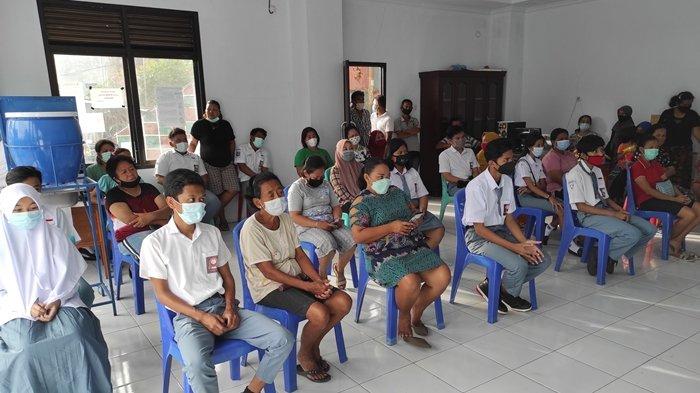 Korwil Group Astra Manado, Yohanis Batara Randa menyerahkan simbolis Beasiswa Astra Lestari ke siswa penerima dan orangtua di kantor Lurah Sindulang I, Singkil, Manado, Kamis (28/01/2021).