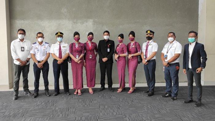 Para kru pesawat Lion Air JT-700 foto bersama di Bandara Internasional Sam Ratulangi Manado