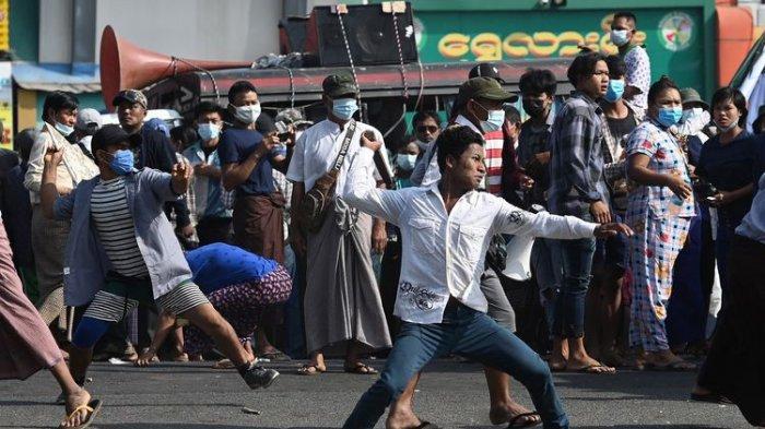 Pendukung militer Myanmar melempar proyektil ke pedemo anti-kudeta di Yangon, Myanmar, pada Kamis (25/2/2021), dalam demo menentang kudeta.