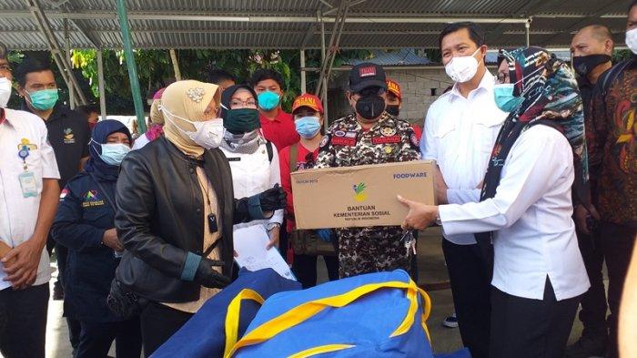 Kunjungan Mensos Tri Rismaharini ke Ternate Tanjung, Singkil, Manado. untuk memberikan bantuan dan meninjau dapur umum, Rabu (20/1/2021).