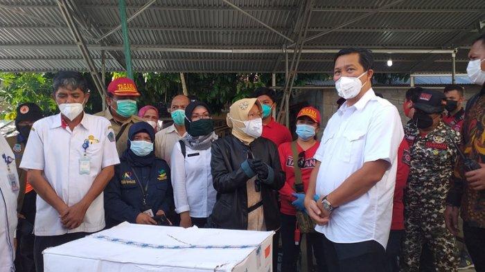 Kunjungan Mensos Tri Rismaharini ke Ternate Tanjung, Singkil, Manado. untuk memberikan bantuan dan meninjau dapur umum, Rabu (20/1/2021).