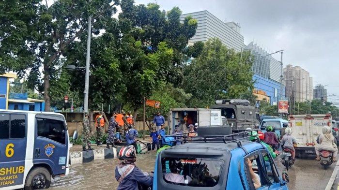 Lantamal III bantu atasi banjir Jakarta