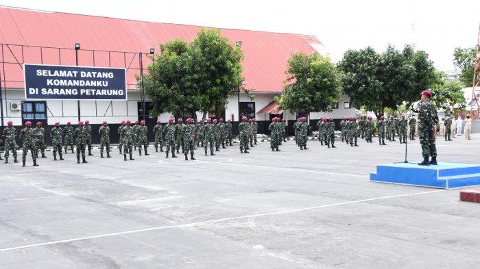 Komandan Pangkalan Utama TNI AL (Danlantamal) VIII Brigadir Jenderal TNI (Mar) I Wayan Ariwijaya SE CFrA, menyaksikan penandatanganan pakta integritas para Komandan Kapal Perang Republik Indonesia (KRI) dan Kapal Angkatan Laut (KAL) yang berada di jajaran Satuan Kapal Patroli (Satrol) Lantamal VIII, Senin (1/3/2021).