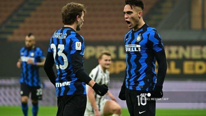 Tonton Live Streaming Liga Italia - FOTO Pemain depan Inter Milan asal Argentina Lautaro Martinez (kanan) merayakan kemenangan dengan gelandang Italia Inter Milan Nicolo Barella setelah membuka skor pada pertandingan sepak bola leg pertama perempat final Piala Italia antara Inter Milan dan Juventus Turin pada 2 Februari 2021 di stadion San Siro di Milan.