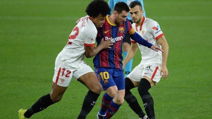 Lionel Messi, berduel dengan bek Sevilla, Jules Kounde, pada leg pertama semifinal Copa del Rey yang berlangsung di Stadion Ramon Sanzhez Pizjuan, Kamis (11/2/2021) dini hari WIB.
