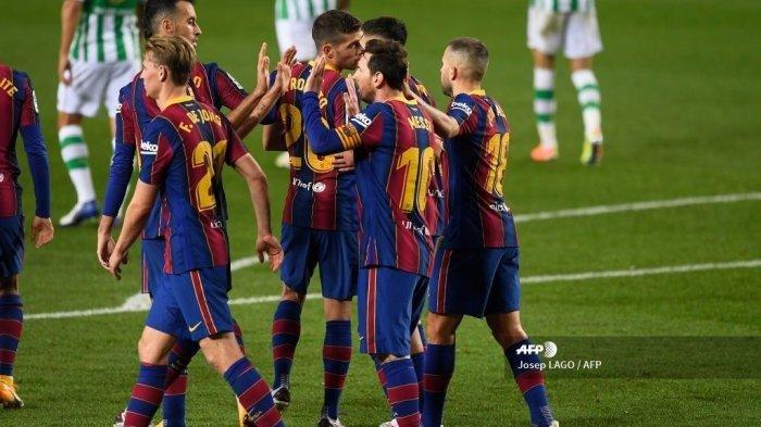 Penyerang Barcelona asal Argentina Lionel Messi merayakan gol keduanya bersama rekan satu tim dalam pertandingan sepak bola Liga Spanyol antara Barcelona dan Real Betis di stadion Camp Nou di Barcelona pada 7 November 2020.