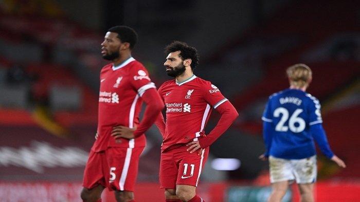 Gelandang Liverpool Mesir Mohamed Salah menyaksikan pertandingan sepak bola Liga Premier Inggris antara Liverpool dan Everton di Anfield di Liverpool, Inggris barat laut pada 20 Februari 2021.