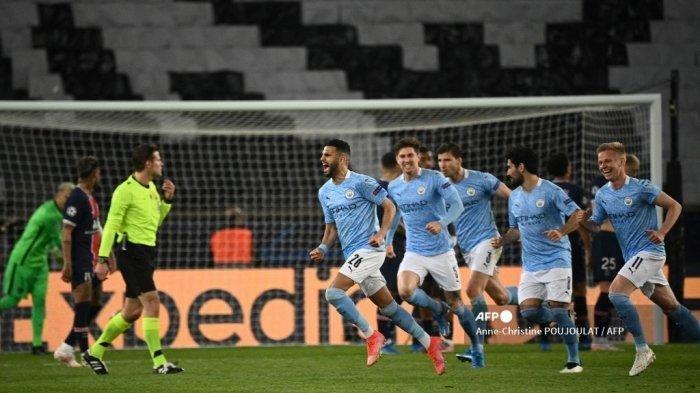 Gelandang Aljazair Manchester City Riyad Mahrez melakukan selebrasi setelah mencetak gol pada pertandingan leg pertama semifinal Liga Champions UEFA antara Paris Saint-Germain (PSG) dan Manchester City di stadion Parc des Princes di Paris pada 28 April 2021.