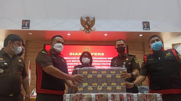Mantan Bupati Minut VAP resmi ditetapkan sebagai tersangka dalam dugaan korupsi proyek pemecah ombak atau penimbunan pantai Desa Likupang II, Minahasa Utara.