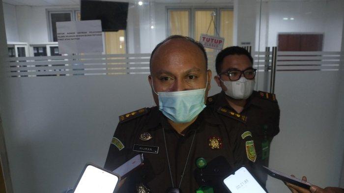 Mantan Wali Kota Manado Vicky Lumentut keluar dari gedung Kejari Manado usai menjalani pemeriksaan dua kasus dugaan korupsi, salah satunya dugaan korupsi incinerator sampah dan medis oleh Kejari Manado, Kamis (2/12/2021).