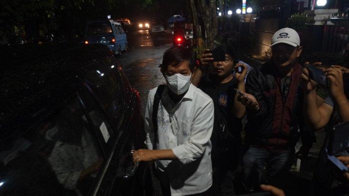 Mantan Wali Kota Manado Vicky Lumentut keluar dari gedung Kejari Manado usai menjalani pemeriksaan dua kasus dugaan korupsi, salah satunya dugaan korupsi incinerator sampah dan medis oleh Kejari Manado, Kamis (2/12/2021).