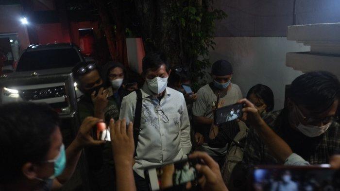 Mantan Wali Kota Manado Vicky Lumentut keluar dari gedung Kejari Manado usai menjalani pemeriksaan dua kasus dugaan korupsi, salah satunya dugaan korupsi incinerator sampah dan medis oleh Kejari Manado, Kamis (2/12/2021).