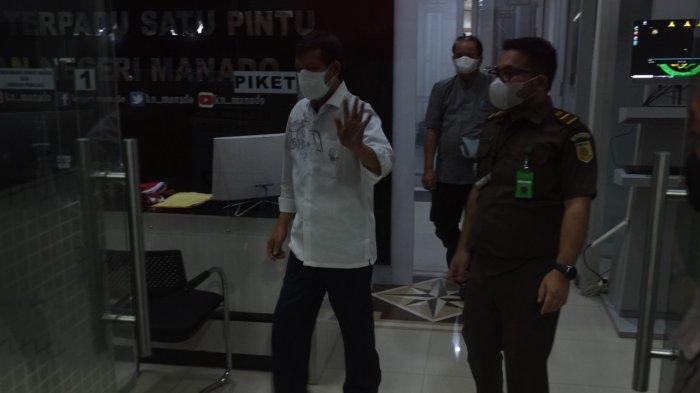 Mantan Wali Kota Manado Vicky Lumentut keluar dari gedung Kejari Manado usai menjalani pemeriksaan dua kasus dugaan korupsi, salah satunya dugaan korupsi incinerator sampah dan medis oleh Kejari Manado, Kamis (2/12/2021).