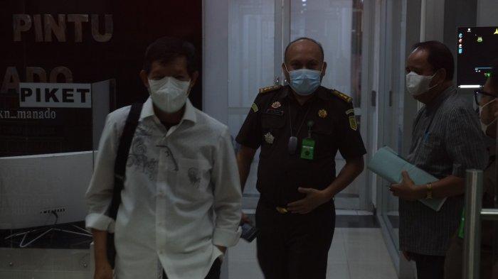 Mantan Wali Kota Manado Vicky Lumentut keluar dari gedung Kejari Manado usai menjalani pemeriksaan dua kasus dugaan korupsi, salah satunya dugaan korupsi incinerator sampah dan medis oleh Kejari Manado, Kamis (2/12/2021).