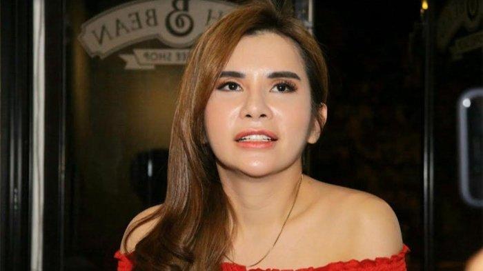 Maria Vania terpergok awak media bersama seorang pria, sedang berada disebuah kafe di kawasan Bandung, Jawa Barat.