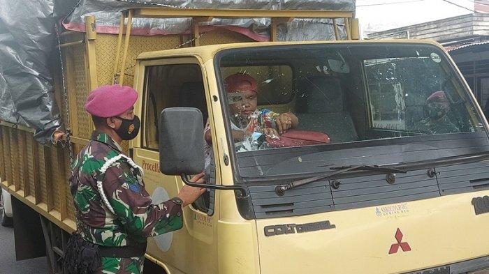 Puluhan personel Yonmarhanlan VIII Bitung turun ke beberapa titik di Kota Bitung di bawah pimpinan Letkol Marinir Anugerah Auliadi Santoso melakukan razia masker