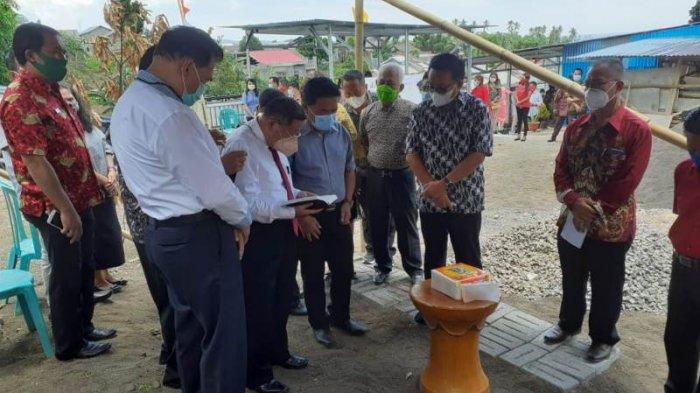 Maurits Mantiri MM Wakil wali kota Bitung didampingi para Gembala melakukan peletakan batu pertama GPDI Mahanaim, Kamis (25/2/2021).