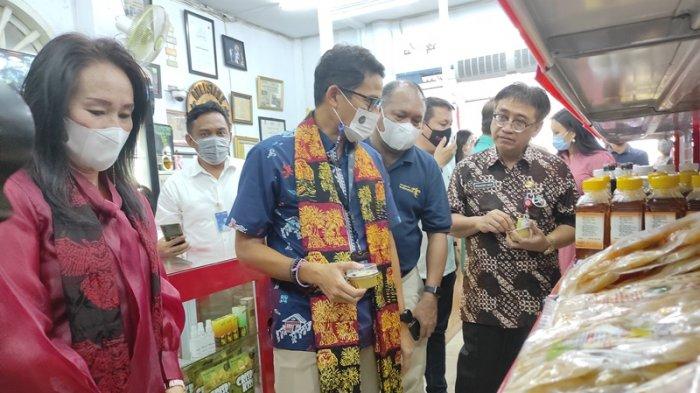 Menparekraf RI, Sandiaga Uno berkunjung ke pusat oleh-oleh produk UMKM, Christine Suvenir, Jumat (05/03/2021).