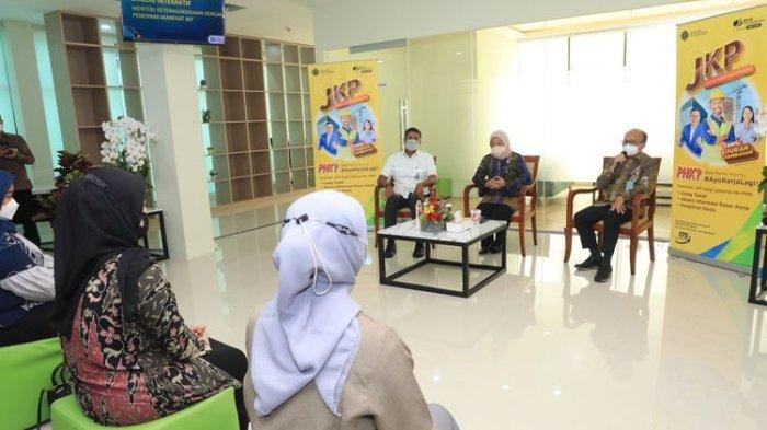 Menteri Ketenagakerjaan Ida Fauziyah didampingin Direktur Utama BPJS Ketenagakerjaan Anggoro Eko Cahyo dan Sekjen Kemenaker Anwar Sanusi dalam dialog interaktif terhadap penerima manfaat Jaminan Kehilangan Pekerjaan (JKP), di Jakarta, Kamis (10/3/2022).(Dokumentasi Humas Kementerian Ketenagakerjaan via Kompas.com)