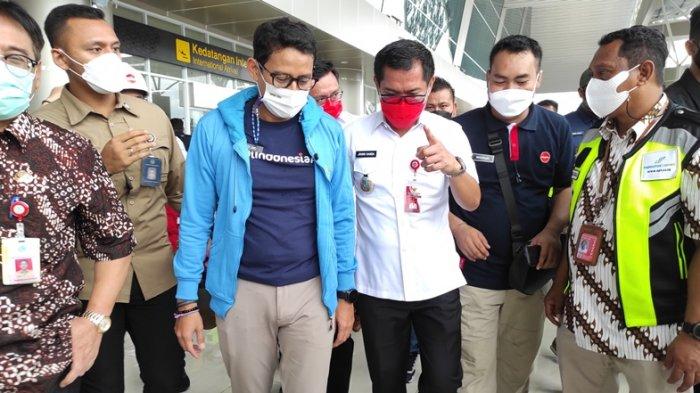 Menteri Pariwisata dan Ekonomi Kreatif, Sandiaga Uno mengenakan outfit kasual saat kunjungan kerja ke Manado, Jumat (05/03/2021).