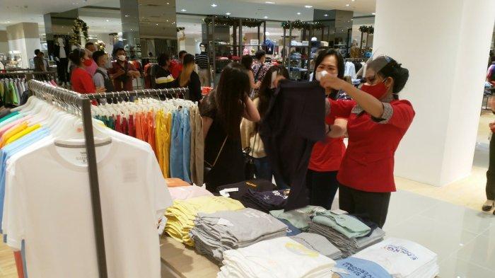 Metro Departemen Store yang berada di Mantos 3 Kota Manado, Sulawesi Utara, Jumat (3/12/2021).