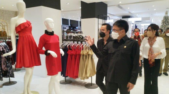 Metro Departemen Store yang berada di Mantos 3 Kota Manado, Sulawesi Utara, Jumat (3/12/2021).