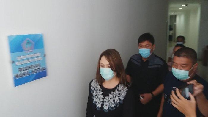 Michaela Elsiana Paruntu (MEP) memenuhi panggilan BK DPRD Sulut, Rabu (03/01/2021). (Tribun Manado / Fernando Lumowa)